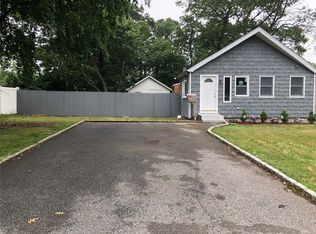 165 Centre Ave, Lindenhurst, NY 11757