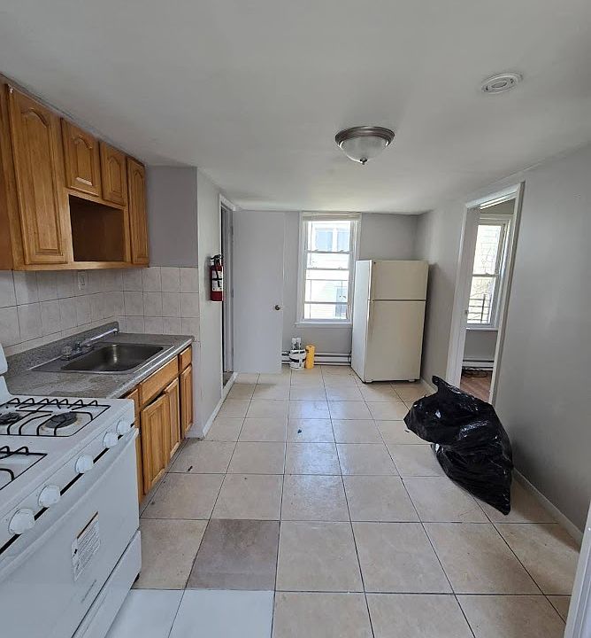 1st image of 142 Inslee Pl #2R1