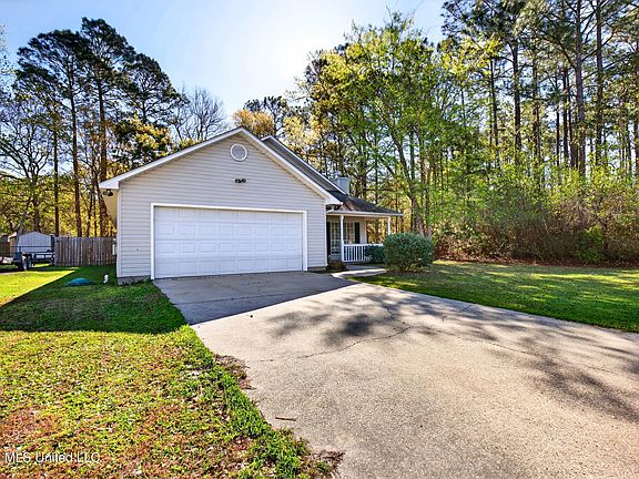 2nd image of 2000 Deer St