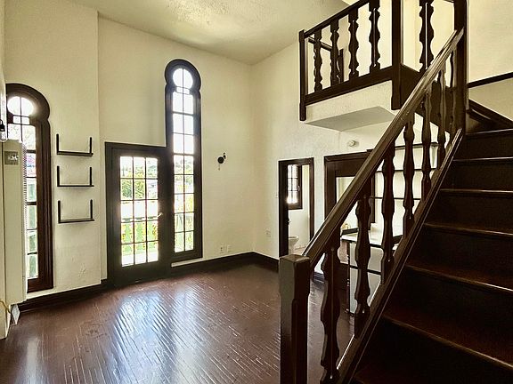 2nd image of 2122 Vista Del Mar Ave #33