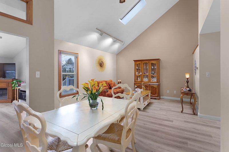 5th image of 20 Hampshire Way