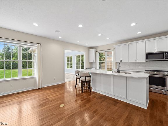 4th image of 37227 Wexford Dr