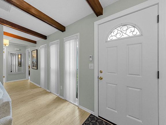 10-web-or-mls-Foyer 1_07102026