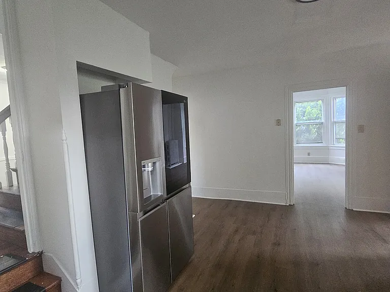 102 E York St — Photo 5