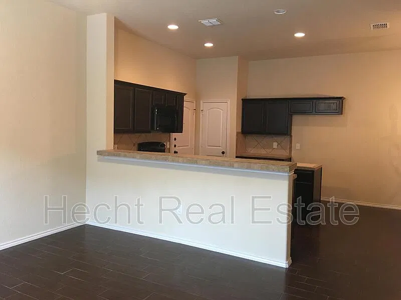 3 bed, 2.0 bath, 1252 sqft, $1,450 — Photo 3