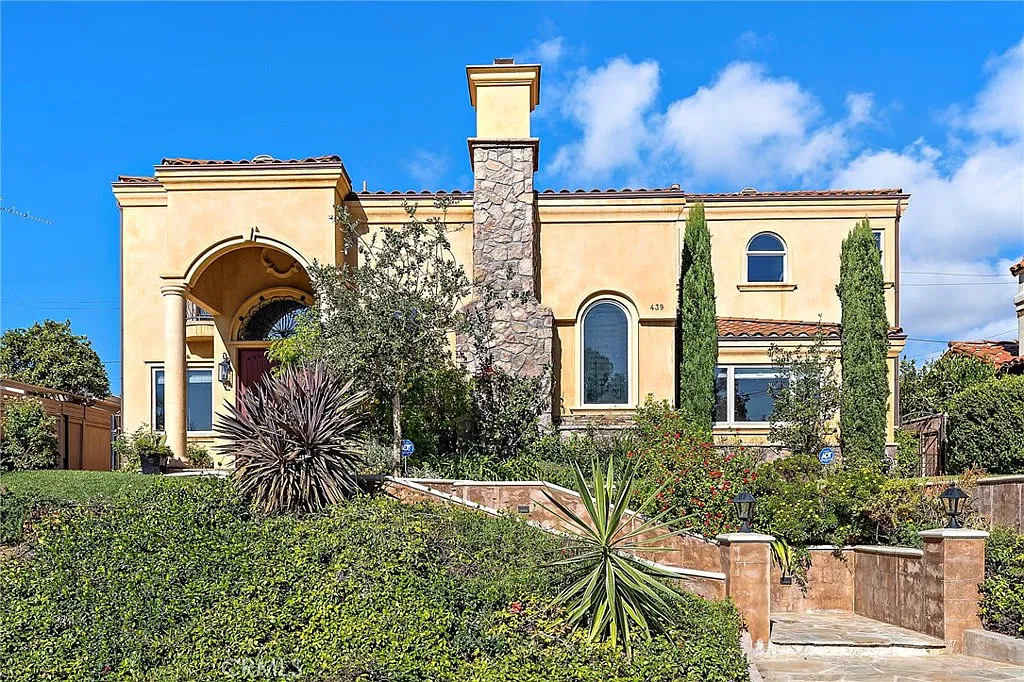 6 bed, 4.5 bath, 4225 sqft, $11,500 — Photo 2