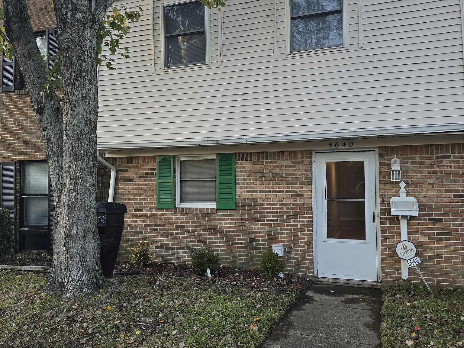 5640 Banbury Ct — Photo 4