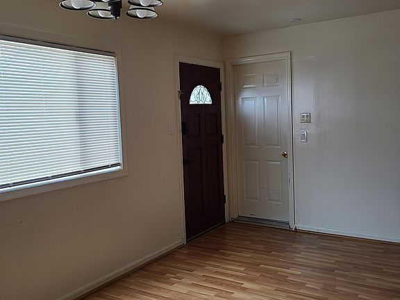 3rd image of 913 Newman Dr