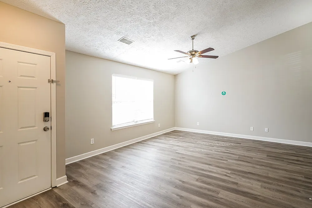 3 bed, 2.0 bath, 1301 sqft, $3,170 — Photo 4