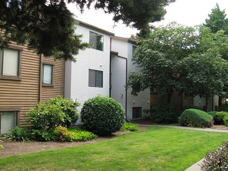 First floor condo in Lakeside Village. Beautiful landscaping and you don't have to do the work!