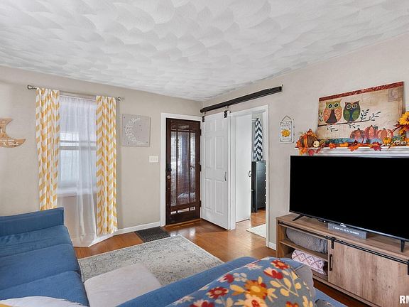 4th image of 113 N Hill St