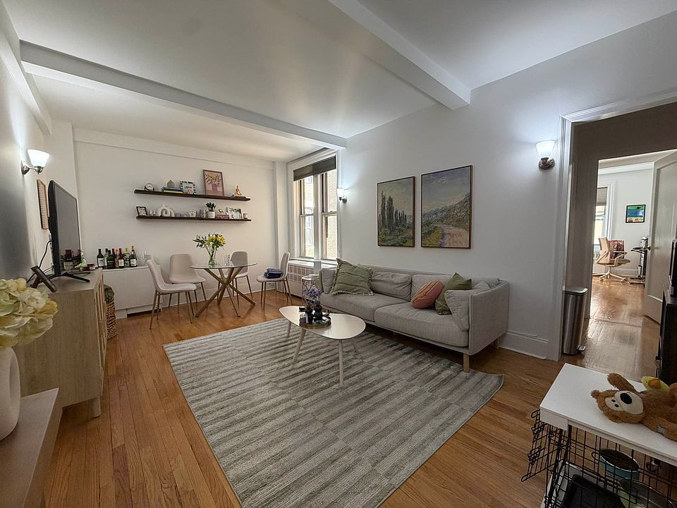 2nd image of 200 W 70th St #15X
