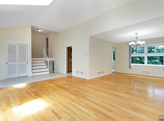 5th image of 30 Delford Ave