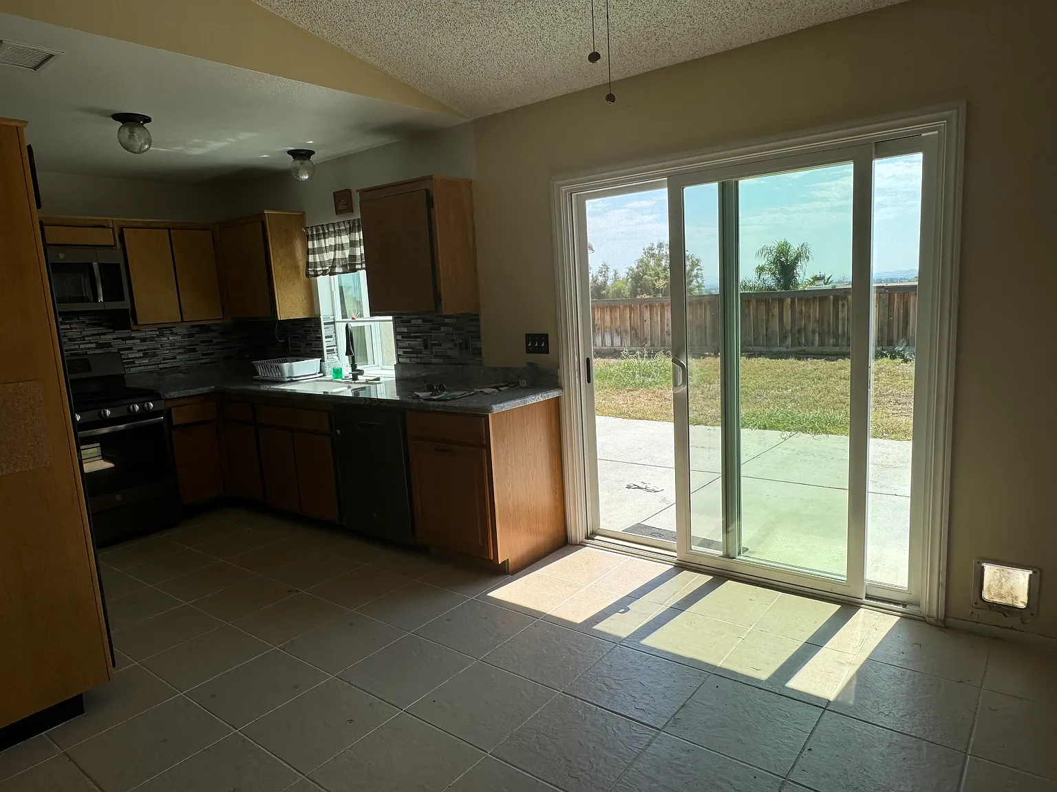 3 bed, 1080 sqft, $2,650 — Photo 4