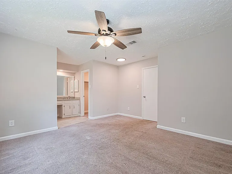 2606 Lexington Woods Dr — Photo 32