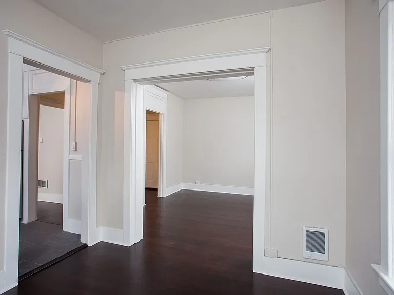 Great Location with Full Washer and Dryer in Unit and Full Kitchen! — Photo 57