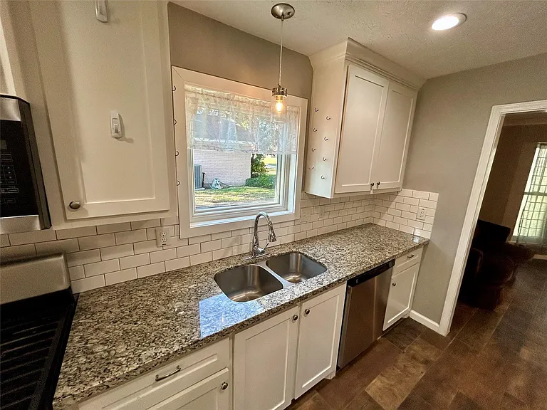 3319 Meadowcreek Dr — Photo 6