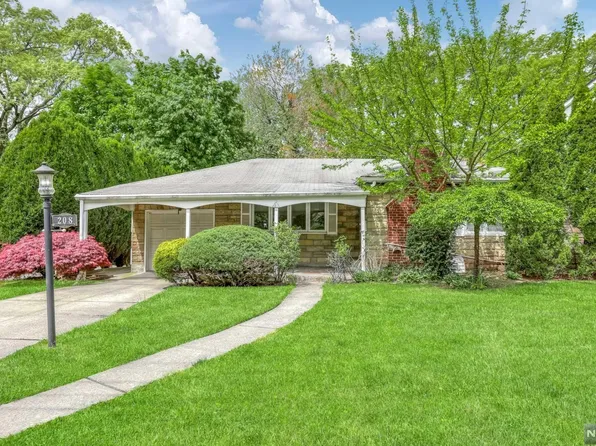 208 Warwick Ln, Leonia, NJ 07605