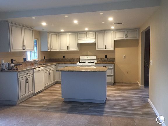 3rd image of 41893 Brownstown Dr