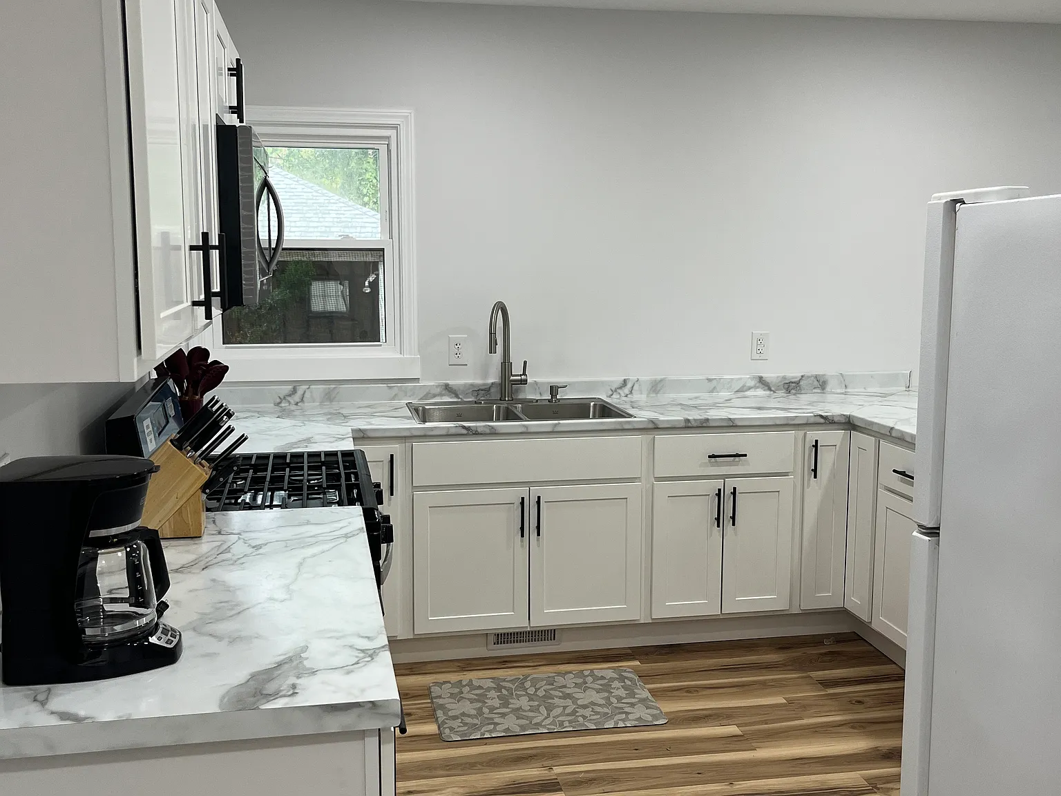 3 bed, 1.5 bath, $2,400 — Photo 2