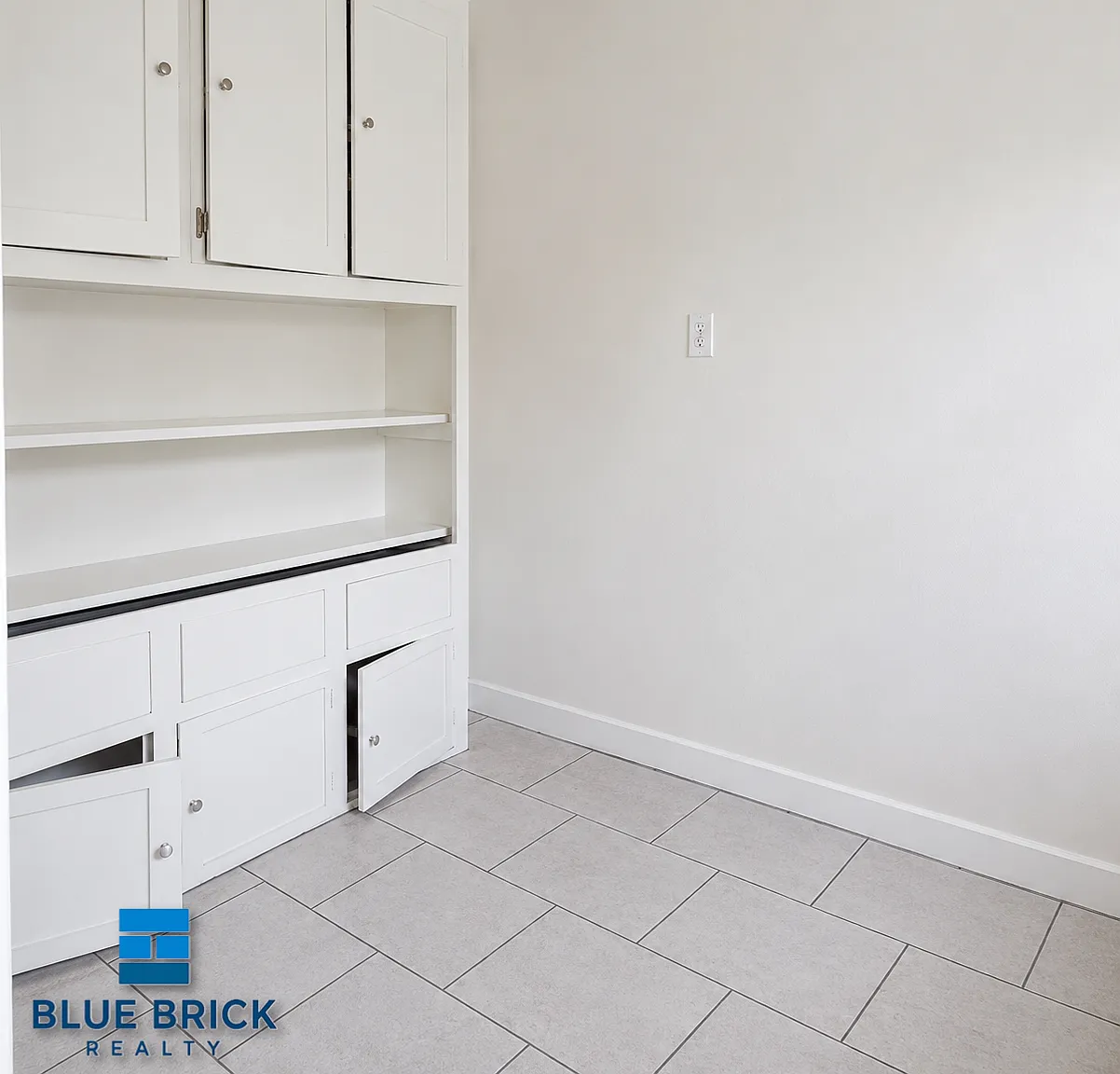 Bright Studio Near USC Utilities Included, Ready to Move In — Photo 4
