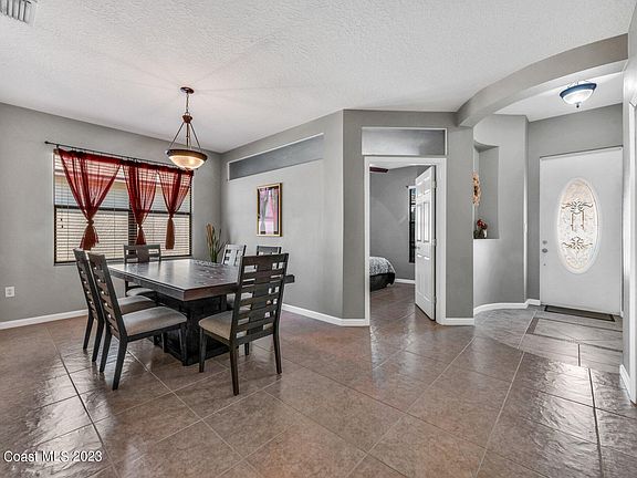 5th image of 523 Marian Ct