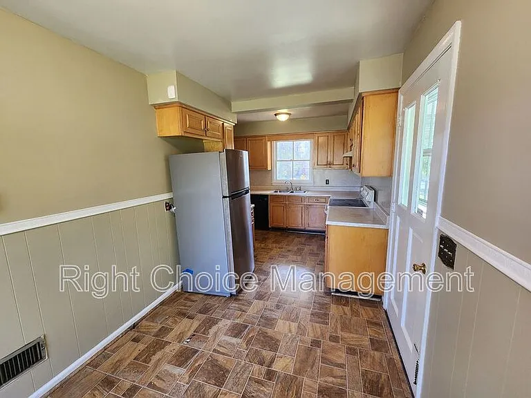 1097 Bolton Ct — Photo 3