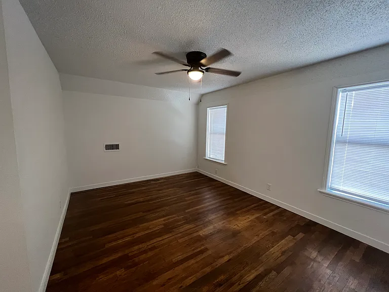 361 College Dr — Photo 8