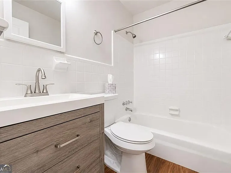 3203 E Point St #4 — Photo 8
