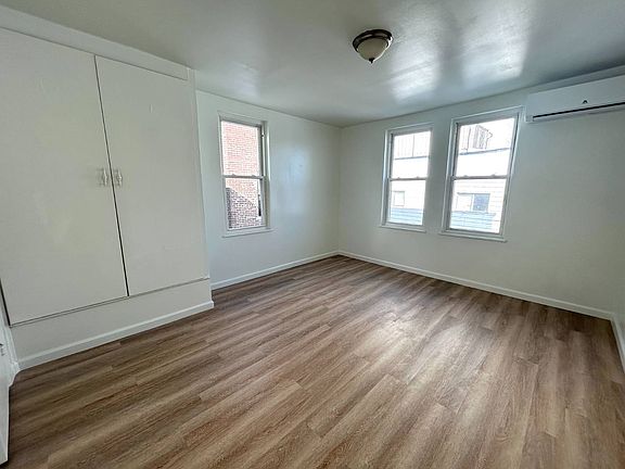 3rd image of 681 Rhinelander Ave #2A