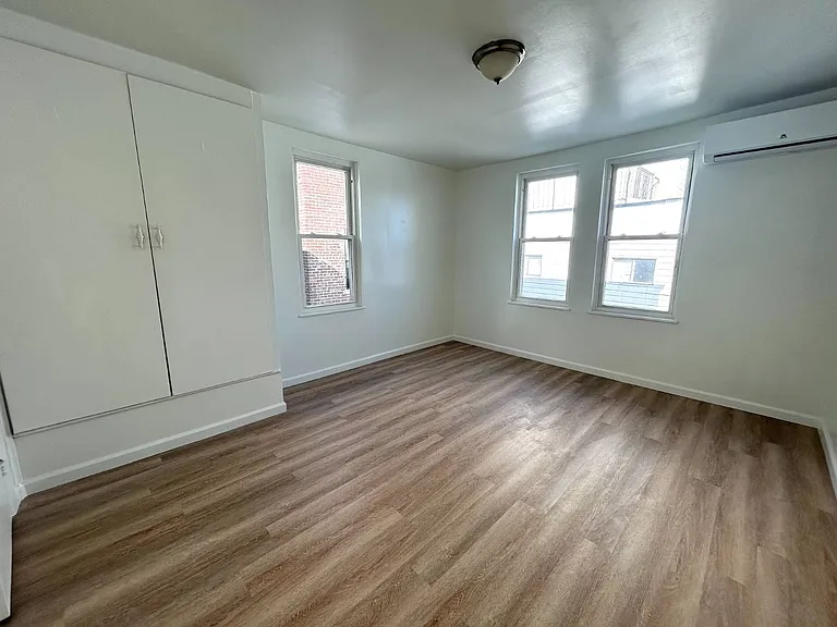 681 Rhinelander Ave #2A — Photo 3