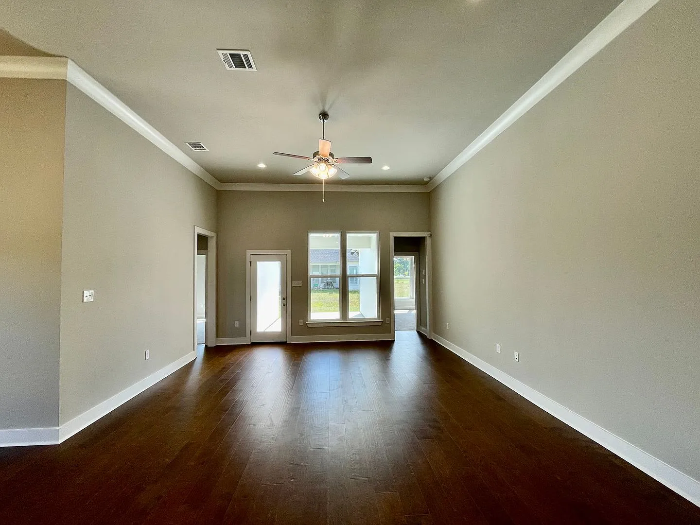 4 Bed 3 Bath in Southhaven! — Photo 2