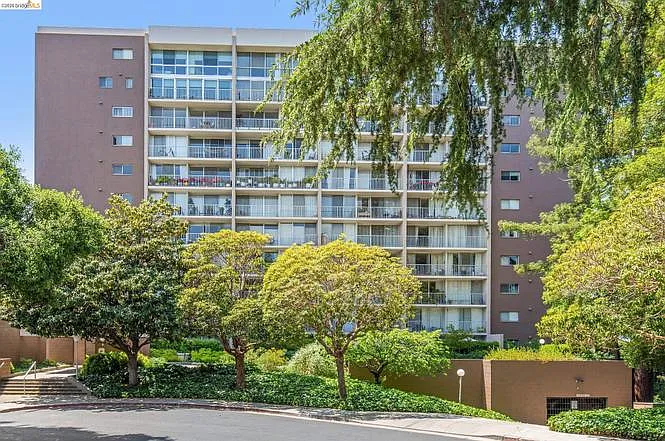 1 Kelton Ct #4K — Photo 3