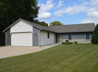 630 Oak Hill Dr, Pardeeville, WI 53954