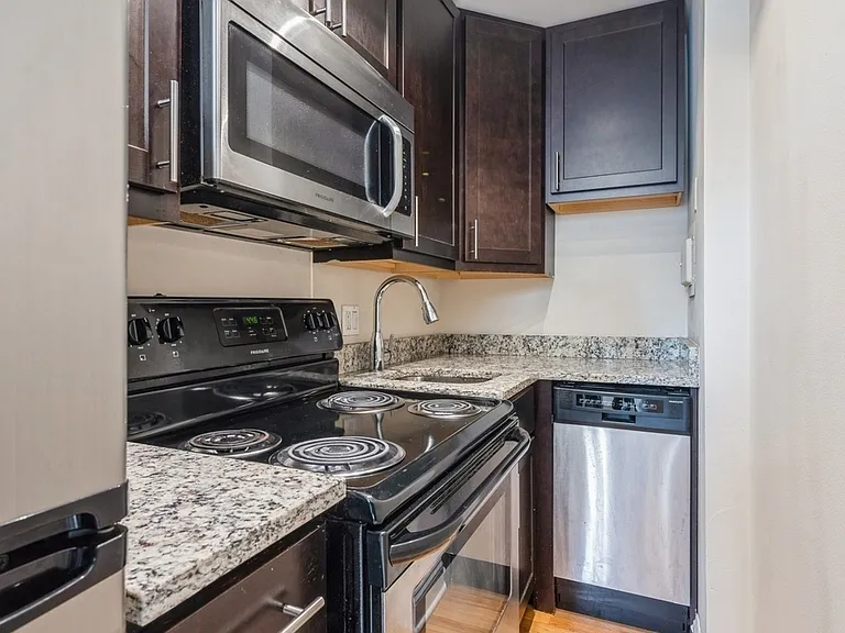 1430 N Dearborn Pkwy — Photo 74