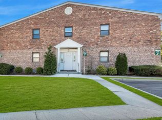 214 Fulton St APT 2G, Farmingdale, NY 11735