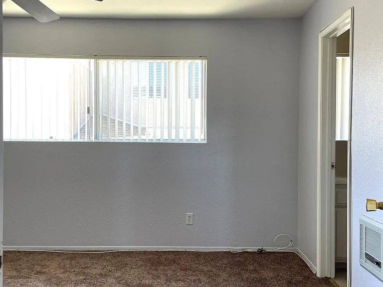 1042 W 9th St #4 — Photo 20