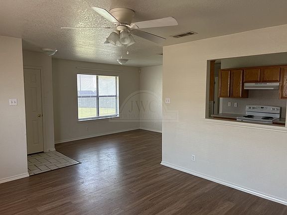 5th image of 904 McDaniel Cir #A