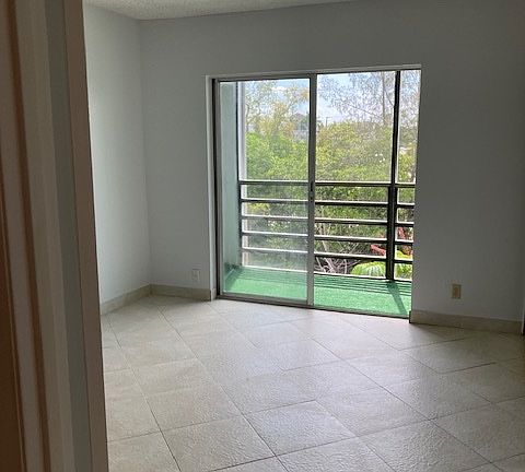 BEAUTIFUL VIEW, LARGE SCREEN IN BALCONY OVER LOOKING THE CANAL OFF BEDROOM