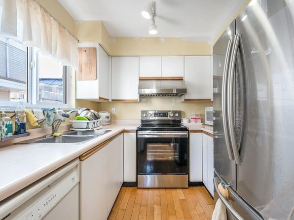 3 bedroom rental in Surrey — photo 11
