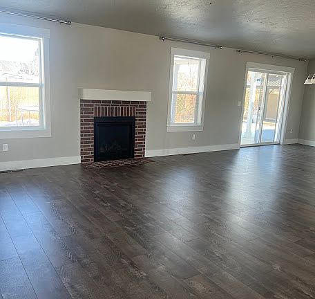 LIVING ROOM WITH GAS FIREPLACE