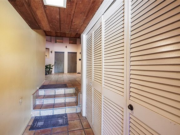 5th image of 801 S Carancahua St
