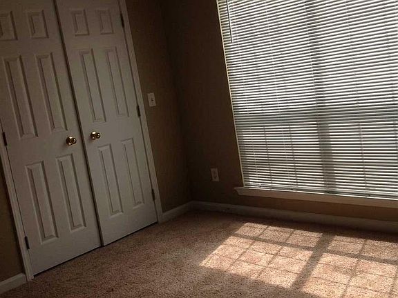 4th image of 200 Willow Point Cir
