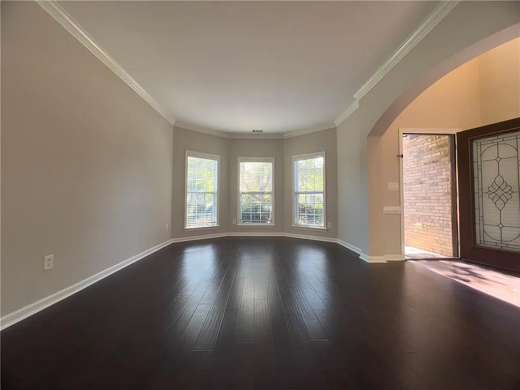4 bed, 2.5 bath, 2622 sqft, $3,000 — Photo 2