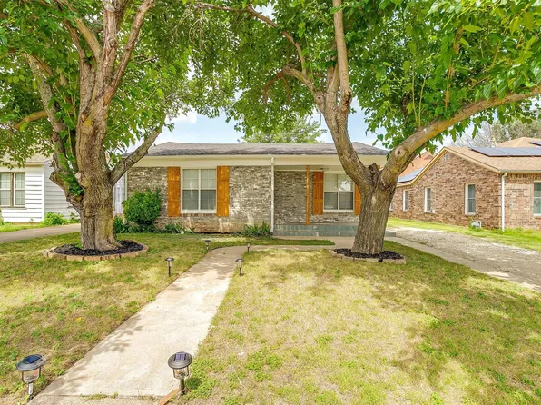 627 Hallvale Dr, White Settlement, TX 76108