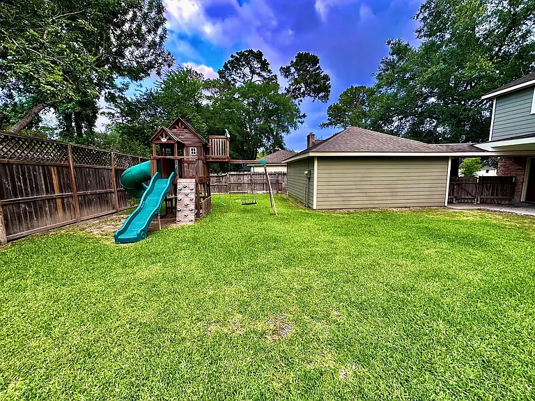 17502 Cassina Dr — Photo 37