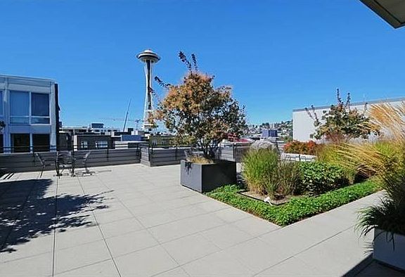360 rooftop deck with bbq and views of the city from every a