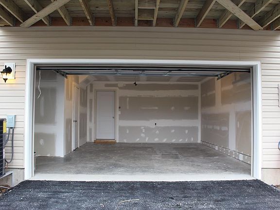 1 and half car Garage