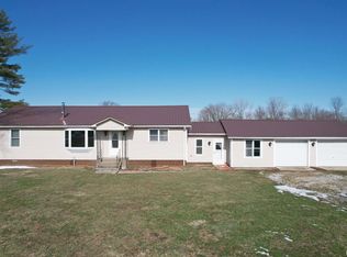 5449 Robb Rd, Kinmundy, IL 62854
