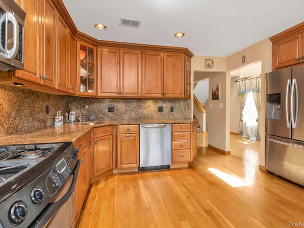 7 Eastern Drive, New Hyde Park, NY 11040